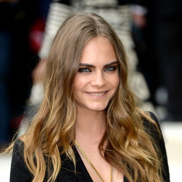 Cara Delevingne assiste au défilé Burberry Prorsum (collection printemps-été 2016) à Hyde Park. Londres, le 21 septembre 2015.