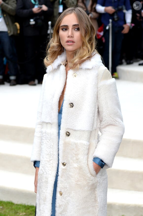 Suki Waterhouse assiste au défilé Burberry Prorsum (collection printemps-été 2016) à Hyde Park. Londres, le 21 septembre 2015.
