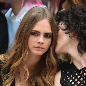 Cara Delevingne et sa petite amie, la chanteuse St. Vincent assistent au défilé Burberry Prorsum (collection printemps-été 2016) à Hyde Park. Londres, le 21 septembre 2015.