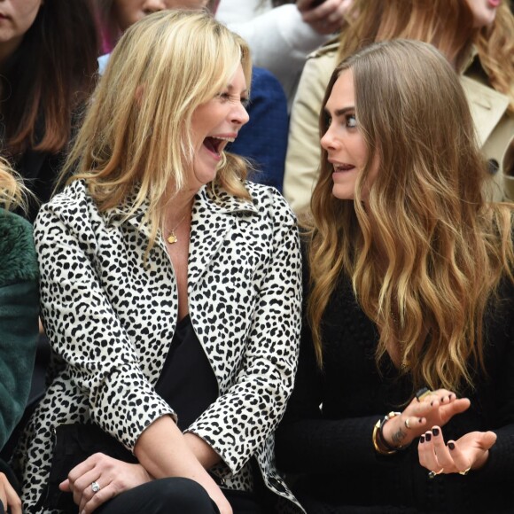 Kate Moss et Cara Delevingne assistent au défilé Burberry Prorsum (collection printemps-été 2016) à Hyde Park. Londres, le 21 septembre 2015.