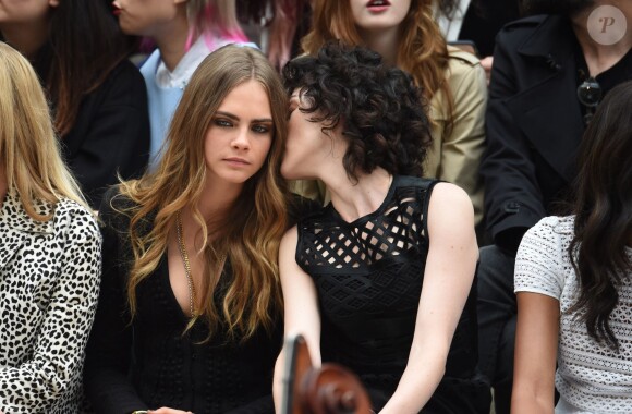 Cara Delevingne et sa petite amie, la chanteuse St. Vincent assistent au défilé Burberry Prorsum (collection printemps-été 2016) à Hyde Park. Londres, le 21 septembre 2015.