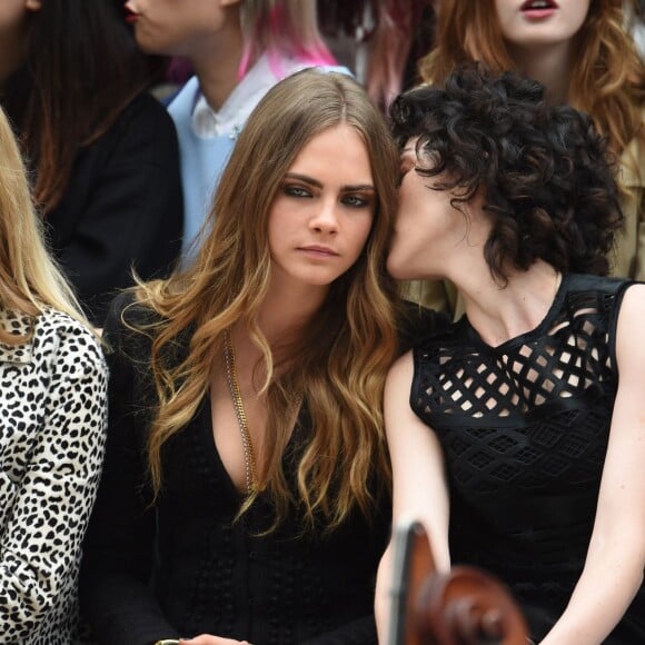 Cara Delevingne et sa petite amie, la chanteuse St. Vincent assistent au défilé Burberry Prorsum (collection printemps-été 2016) à Hyde Park. Londres, le 21 septembre 2015.