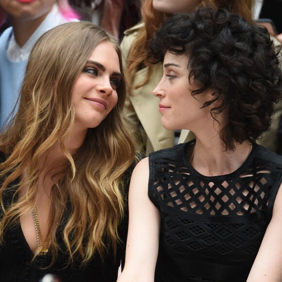 Cara Delevingne et sa petite amie, la chanteuse St. Vincent assistent au défilé Burberry Prorsum (collection printemps-été 2016) à Hyde Park. Londres, le 21 septembre 2015.