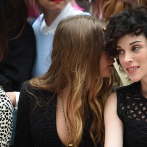 Cara Delevingne et sa petite amie, la chanteuse St. Vincent assistent au défilé Burberry Prorsum (collection printemps-été 2016) à Hyde Park. Londres, le 21 septembre 2015.