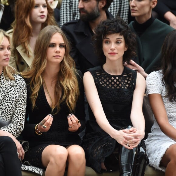 Cara Delevingne et sa petite amie, la chanteuse St. Vincent assistent au défilé Burberry Prorsum (collection printemps-été 2016) à Hyde Park. Londres, le 21 septembre 2015.