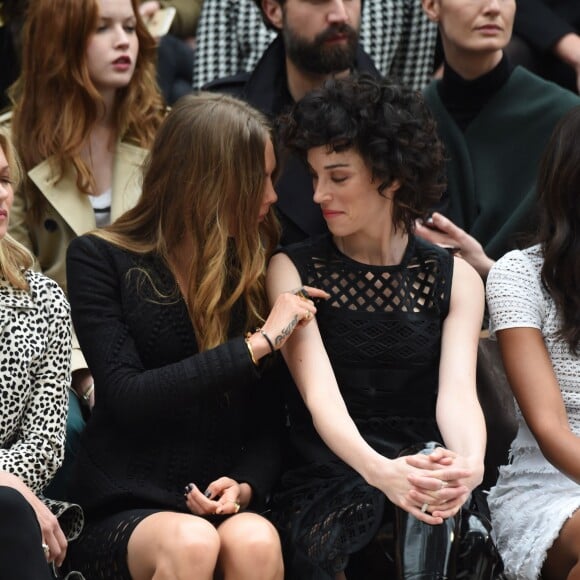 Cara Delevingne et sa petite amie, la chanteuse St. Vincent assistent au défilé Burberry Prorsum (collection printemps-été 2016) à Hyde Park. Londres, le 21 septembre 2015.