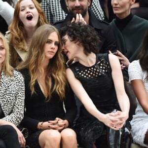 Cara Delevingne et sa petite amie, la chanteuse St. Vincent assistent au défilé Burberry Prorsum (collection printemps-été 2016) à Hyde Park. Londres, le 21 septembre 2015.