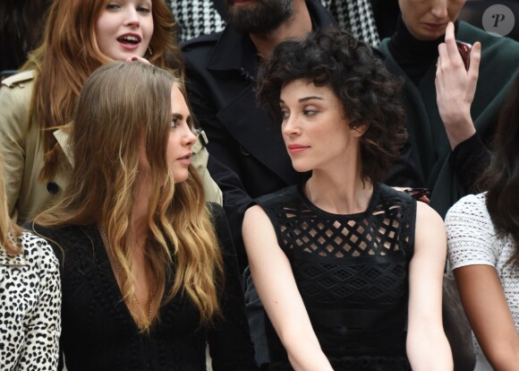 Cara Delevingne et sa petite amie, la chanteuse St. Vincent assistent au défilé Burberry Prorsum (collection printemps-été 2016) à Hyde Park. Londres, le 21 septembre 2015.