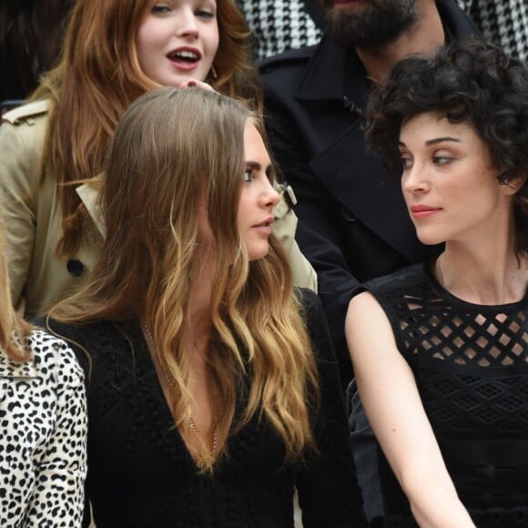 Cara Delevingne et sa petite amie, la chanteuse St. Vincent assistent au défilé Burberry Prorsum (collection printemps-été 2016) à Hyde Park. Londres, le 21 septembre 2015.