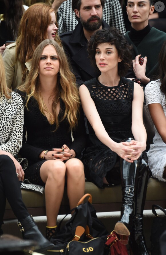 Cara Delevingne et sa petite amie, la chanteuse St. Vincent assistent au défilé Burberry Prorsum (collection printemps-été 2016) à Hyde Park. Londres, le 21 septembre 2015.