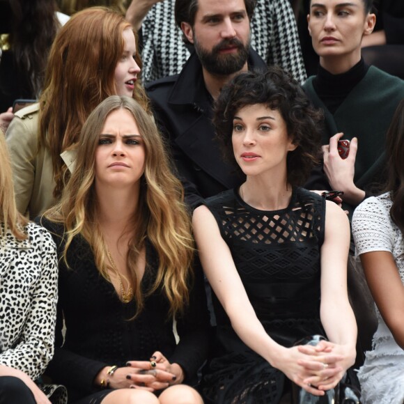 Cara Delevingne et sa petite amie, la chanteuse St. Vincent assistent au défilé Burberry Prorsum (collection printemps-été 2016) à Hyde Park. Londres, le 21 septembre 2015.