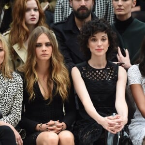 Cara Delevingne et sa petite amie, la chanteuse St. Vincent assistent au défilé Burberry Prorsum (collection printemps-été 2016) à Hyde Park. Londres, le 21 septembre 2015.