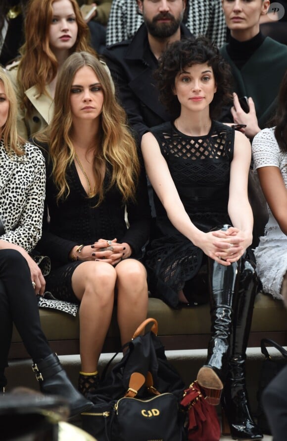 Cara Delevingne et sa petite amie, la chanteuse St. Vincent assistent au défilé Burberry Prorsum (collection printemps-été 2016) à Hyde Park. Londres, le 21 septembre 2015.