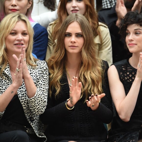 Kate Moss, Cara Delevingne et St. Vincent assistent au défilé Burberry Prorsum (collection printemps-été 2016) à Hyde Park. Londres, le 21 septembre 2015.