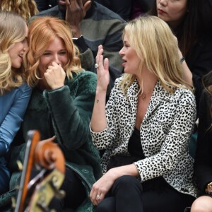 Suki Waterhouse, Sienna Miller et Kate Moss assistent au défilé Burberry Prorsum (collection printemps-été 2016) à Hyde Park. Londres, le 21 septembre 2015.