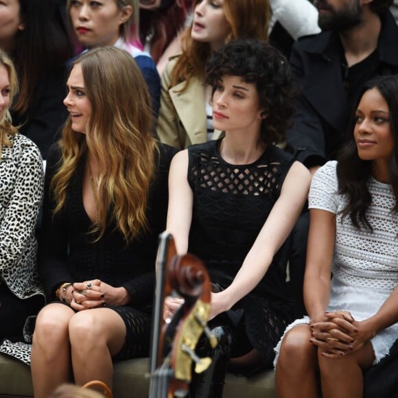 Kate Moss, Cara Delevingne, St. Vincent et Naomie Harris assistent au défilé Burberry Prorsum (collection printemps-été 2016) à Hyde Park. Londres, le 21 septembre 2015.