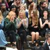Suki Waterhouse, Sienna Miller, Kate Moss, Cara Delevingne, St. Vincent et Naomie Harris assistent au défilé Burberry Prorsum (collection printemps-été 2016) à Hyde Park. Londres, le 21 septembre 2015.
