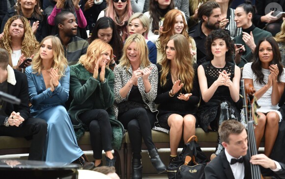 Suki Waterhouse, Sienna Miller, Kate Moss, Cara Delevingne, St. Vincent et Naomie Harris assistent au défilé Burberry Prorsum (collection printemps-été 2016) à Hyde Park. Londres, le 21 septembre 2015.