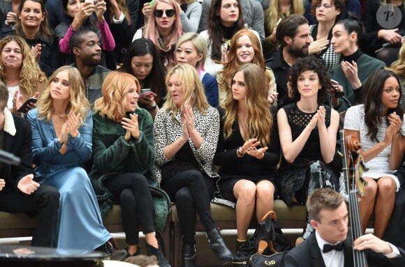 Suki Waterhouse, Sienna Miller, Kate Moss, Cara Delevingne, St. Vincent et Naomie Harris assistent au défilé Burberry Prorsum (collection printemps-été 2016) à Hyde Park. Londres, le 21 septembre 2015.