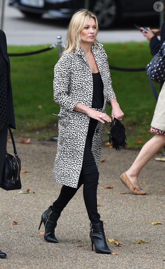 Kate Moss arrive à Hyde Park pour assister au défilé Burberry Prorsum (collection printemps-été 2016). Londres, le 21 septembre 2015.