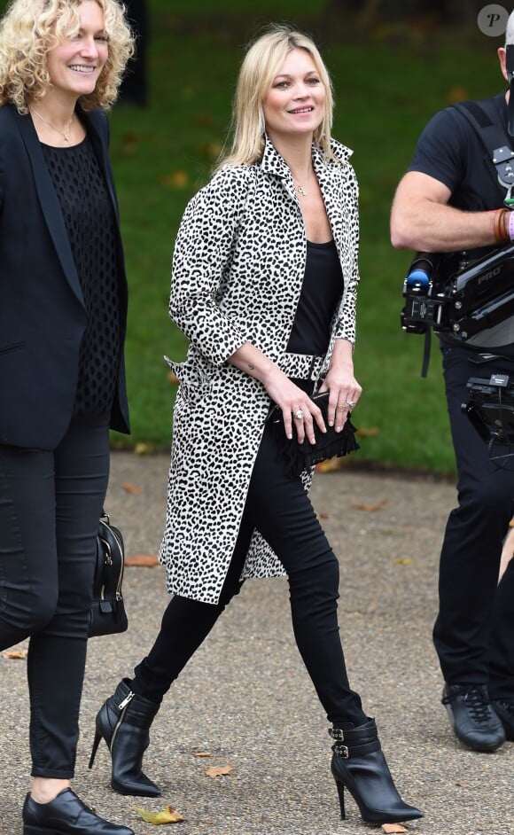 Kate Moss arrive à Hyde Park pour assister au défilé Burberry Prorsum (collection printemps-été 2016). Londres, le 21 septembre 2015.