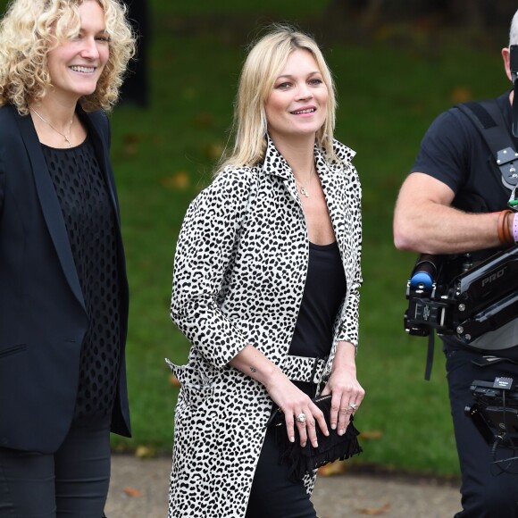 Kate Moss arrive à Hyde Park pour assister au défilé Burberry Prorsum (collection printemps-été 2016). Londres, le 21 septembre 2015.