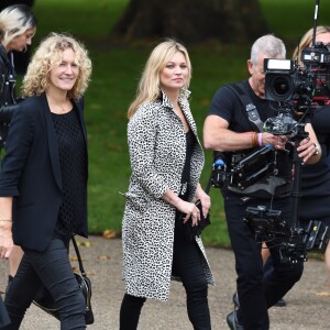 Kate Moss arrive à Hyde Park pour assister au défilé Burberry Prorsum (collection printemps-été 2016). Londres, le 21 septembre 2015.