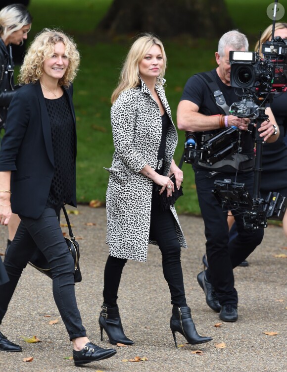 Kate Moss arrive à Hyde Park pour assister au défilé Burberry Prorsum (collection printemps-été 2016). Londres, le 21 septembre 2015.