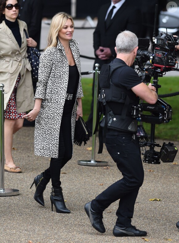 Kate Moss arrive à Hyde Park pour assister au défilé Burberry Prorsum (collection printemps-été 2016). Londres, le 21 septembre 2015.