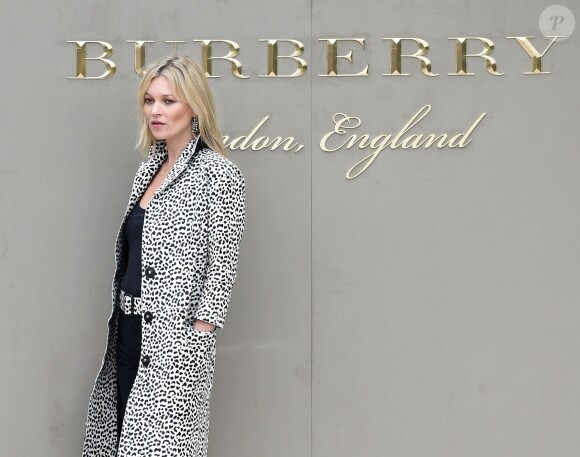 Kate Moss arrive à Hyde Park pour assister au défilé Burberry Prorsum (collection printemps-été 2016). Londres, le 21 septembre 2015.