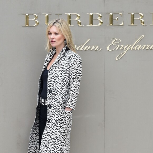 Kate Moss arrive à Hyde Park pour assister au défilé Burberry Prorsum (collection printemps-été 2016). Londres, le 21 septembre 2015.