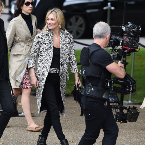 Kate Moss arrive à Hyde Park pour assister au défilé Burberry Prorsum (collection printemps-été 2016). Londres, le 21 septembre 2015.
