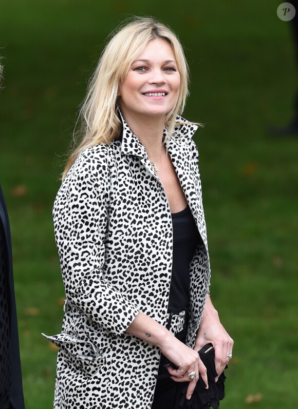 Kate Moss arrive à Hyde Park pour assister au défilé Burberry Prorsum (collection printemps-été 2016). Londres, le 21 septembre 2015.