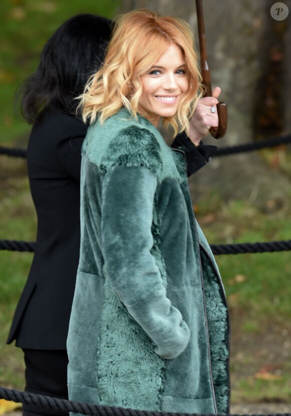 Sienna Miller arrive à Hyde Park pour assister au défilé Burberry Prorsum (collection printemps-été 2016). Londres, le 21 septembre 2015.