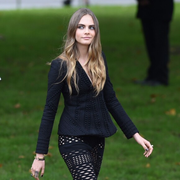 Cara Delevingne arrive à Hyde Park pour assister au défilé Burberry Prorsum (collection printemps-été 2016). Londres, le 21 septembre 2015.