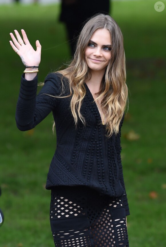 Cara Delevingne arrive à Hyde Park pour assister au défilé Burberry Prorsum (collection printemps-été 2016). Londres, le 21 septembre 2015.