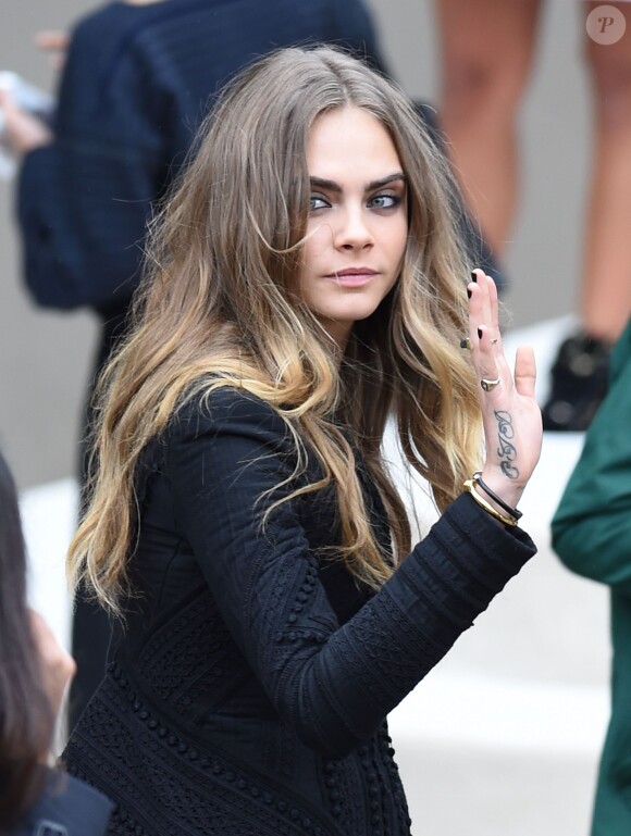Cara Delevingne arrive à Hyde Park pour assister au défilé Burberry Prorsum (collection printemps-été 2016). Londres, le 21 septembre 2015.