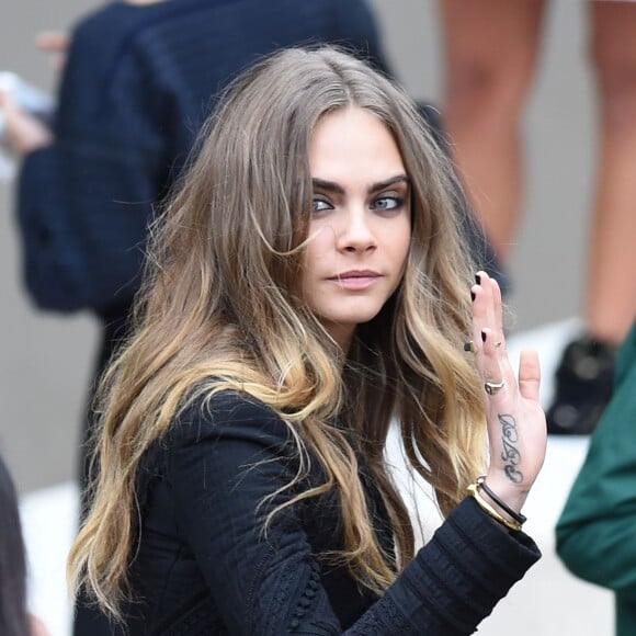 Cara Delevingne arrive à Hyde Park pour assister au défilé Burberry Prorsum (collection printemps-été 2016). Londres, le 21 septembre 2015.