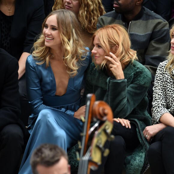 Suki Waterhouse, Sienna Miller, Kate Moss et Cara Delevingne assistent au défilé Burberry Prorsum (collection printemps-été 2016) à Hyde Park. Londres, le 21 septembre 2015.