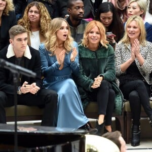 Suki Waterhouse, Sienna Miller, Kate Moss, Cara Delevingne, Annie Clark (St. Vincent), Naomi Harris - People au défilé Burberry pendant la fashion week de Londres le 21 septembre 2015.  21 September 2015. LFW s/s 2016: Burberry Prorsum - catwalk show held at Kensington Gardens, London.21/09/2015 - Londres