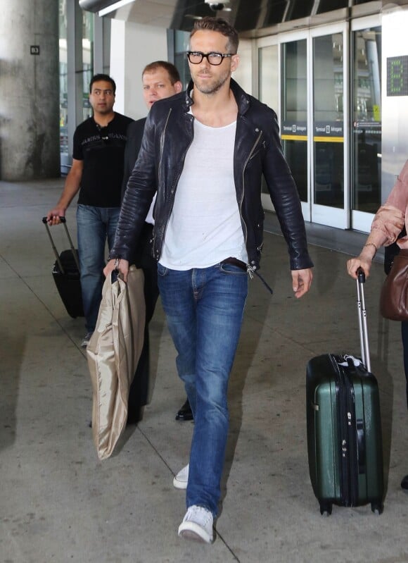 Ryan Reynolds arrive à l'aéroport de Toronto, le 16 septembre 2015