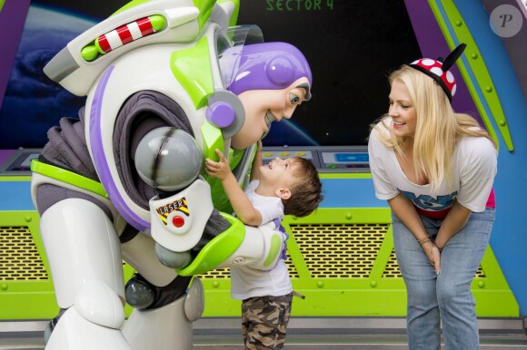 L'actrice Melissa Joan Hart et son fils posent avec Buzz l'éclair à Walt Disney World le 18 september 2015.