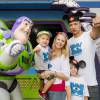L'actrice Melissa Joan Hart, son mari Mark Wilkerson et leurs enfants Mason, Tucker et Braydon posent avec Buzz l'éclair au Magic Kingdom Park le 18 september 2015.