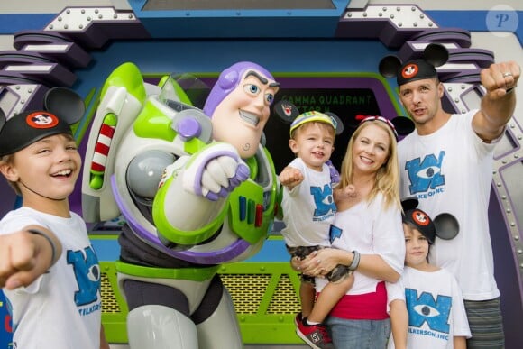 L'actrice Melissa Joan Hart, son mari Mark Wilkerson et leurs enfants Mason, Tucker et Braydon posent avec Buzz l'éclair au Magic Kingdom Park le 18 september 2015.