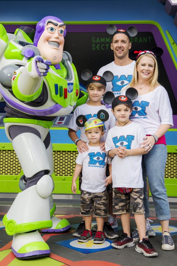 L'actrice Melissa Joan Hart, son mari Mark Wilkerson et leurs enfants Mason, Tucker et Braydon posent avec Buzz l'éclair à Walt Disney World en Floride le 18 september 2015.