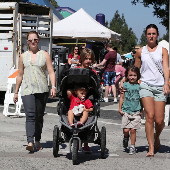 Melissa Joan Hart, son mari Mark Wilkerson et leurs fils Mason, Braydon et Tucker profitent d'une journée en famille à la Farmer's market à Studio City, le 24 août 2014.