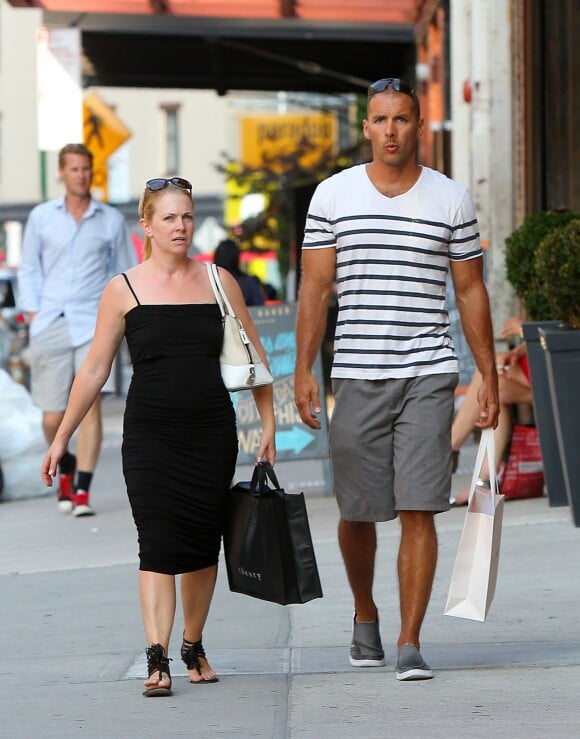 Melissa Joan Hart et son mari Mark Wilkerson font du shopping a New York, le 18 juillet 2013.