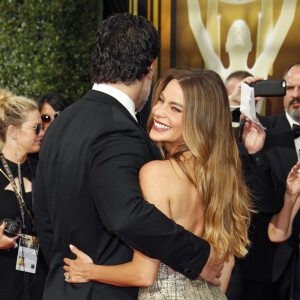 Sofia Vergara et son compagnon Joe Manganiello - Photocall des 67e Emmy Awards au Théatre Microsoft, de Los Angeles, le 20 septembre 2015.