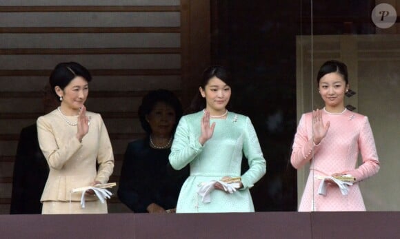 La princesse Kiko d'Akishino et ses filles la princesse Mako et la princesse Kako d'Akishino le 2 janvier 2015 au balcon du palais impérial, à Tokyo, lors des célébrations du Nouvel An.