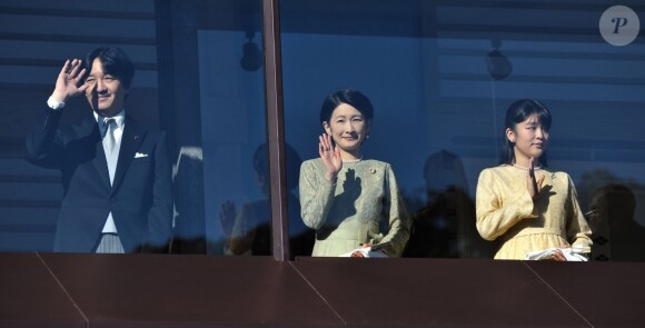 Le prince Fumihito et la princesse Kiko d'Akishino avec leur fille la princesse Mako le 2 janvier 2014 au balcon du palais impérial, à Tokyo, lors des célébrations du Nouvel An.
